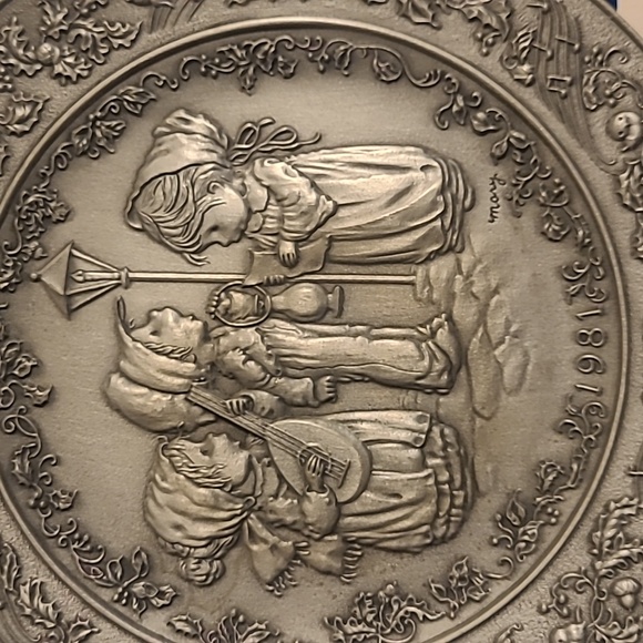 Hallmark fine pewter plate 1981 carolers - Picture 2 of 4